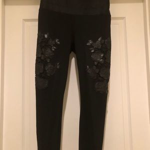 Guess stretch pants floral appliqués front/back